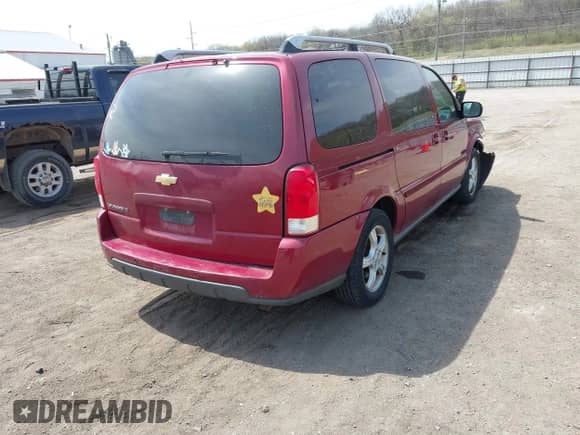 2005 Chevrolet Uplander LT z VIN 1GNDV33L55D232871, wystawiony jako IAAI lot #42053682 z przebiegiem 130 159 mil mil oraz . Historia ofert i sprzedaży dostępna na DreamBid. Obrazek 4.