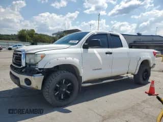 2013 Toyota Tundra z VIN 5TFUM5F17DX040186, wystawiony jako Copart lot #81052865 z przebiegiem 132 933 mil mil oraz Szkoda całkowita • Salvage title. Historia ofert i sprzedaży dostępna na DreamBid. Obrazek 1.
