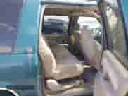 1999 Chevrolet Suburban z VIN 1GNEC16R6XJ340452, wystawiony jako IAAI lot #42510523 z przebiegiem 178 961 mil mil oraz . Historia ofert i sprzedaży dostępna na DreamBid. Obrazek 8.