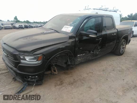 2020 Ram 1500 Laramie z VIN 1C6SRFJT7LN328900, wystawiony jako IAAI lot #42640032 z przebiegiem 81 581 mil mil oraz . Historia ofert i sprzedaży dostępna na DreamBid. Obrazek 2.