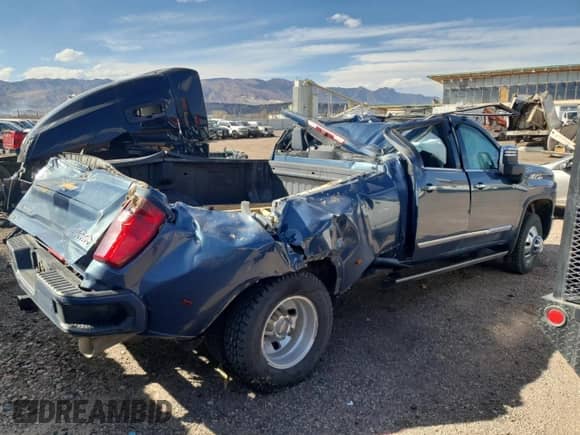2024 Chevrolet Silverado 3500HD High Country z VIN 1GC4YVEY3RF289326, wystawiony jako Copart lot #48859315 z przebiegiem Nie podano mil oraz Szkoda całkowita • Salvage title. Historia ofert i sprzedaży dostępna na DreamBid. Obrazek 3.