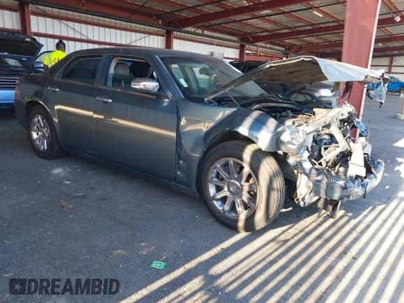2006 Chrysler 300 C с VIN 2C3LA63H06H104852, выставлен на аукционе IAAI как лот 43110305 с пробегом 156 408 миль миль и . История ставок и продаж доступна на DreamBid. Изображение 1.