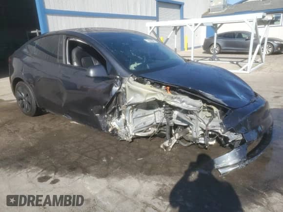 2024 Tesla Model Y z VIN 7SAYGDED5RF202755, wystawiony jako Copart lot #80743115 z przebiegiem 44 495 mil mil oraz Czysty tytuł • Clean title. Historia ofert i sprzedaży dostępna na DreamBid. Obrazek 4.