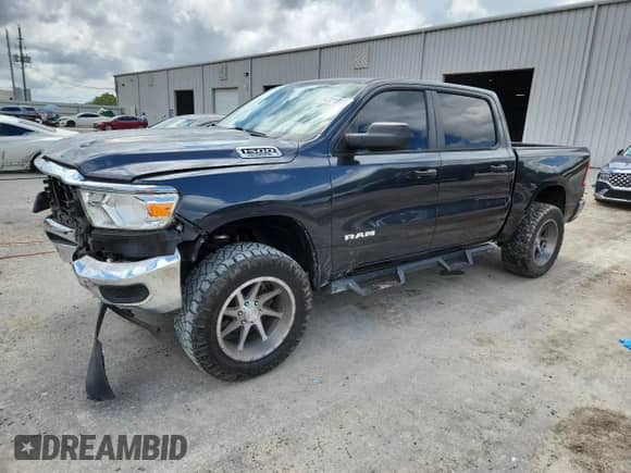 2019 Ram 1500 Tradesman z VIN 1C6SRFGT9KN564132, wystawiony jako Copart lot #64721895 z przebiegiem 117 266 mil mil oraz Szkoda całkowita • Salvage title. Historia ofert i sprzedaży dostępna na DreamBid. Obrazek 1.