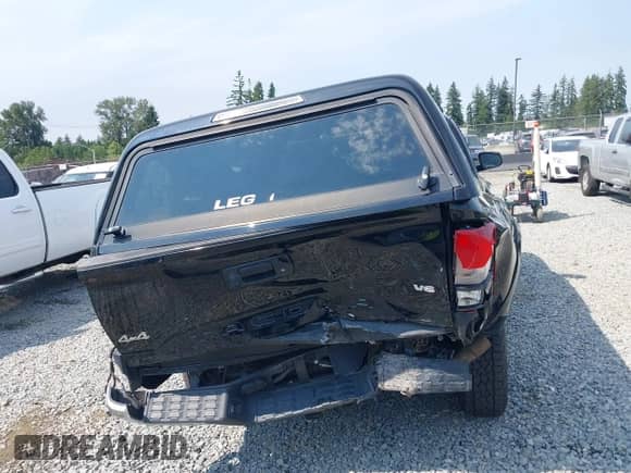 2018 Toyota Tacoma SR5 z VIN 5TFSZ5AN2JX151257, wystawiony jako IAAI lot #42895721 z przebiegiem 157 990 mil mil oraz . Historia ofert i sprzedaży dostępna na DreamBid. Obrazek 16.