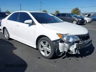 2012 Toyota Camry SE z VIN 4T1BF1FK7CU575209, wystawiony jako IAAI lot #43485690 z przebiegiem 141 836 mil mil oraz . Historia ofert i sprzedaży dostępna na DreamBid. Obrazek 1.