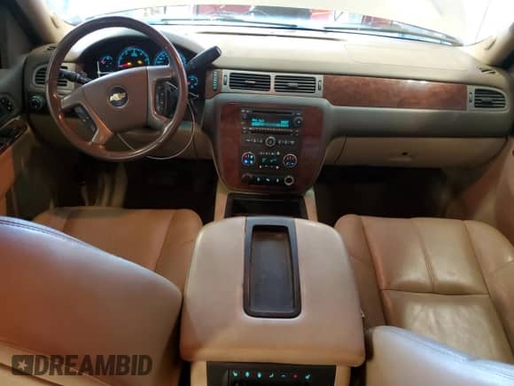 2013 Chevrolet Tahoe LT z VIN 1GNSKBE02DR136940, wystawiony jako Copart lot #70470485 z przebiegiem 183 364 mil mil oraz Czysty tytuł • Clean title. Historia ofert i sprzedaży dostępna na DreamBid. Obrazek 8.