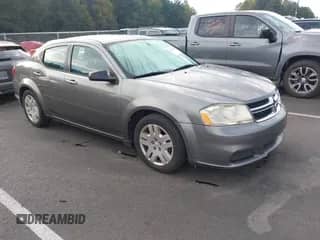 2013 Dodge Avenger SE z VIN 1C3CDZAB6DN619818, wystawiony jako IAAI lot #43296948 z przebiegiem 242 036 mil mil oraz . Historia ofert i sprzedaży dostępna na DreamBid. Obrazek 1.