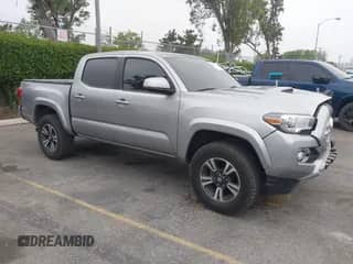 2016 Toyota Tacoma SR5 z VIN 3TMAZ5CN1GM014351, wystawiony jako IAAI lot #42357717 z przebiegiem 116 712 mil mil oraz . Historia ofert i sprzedaży dostępna na DreamBid. Obrazek 1.