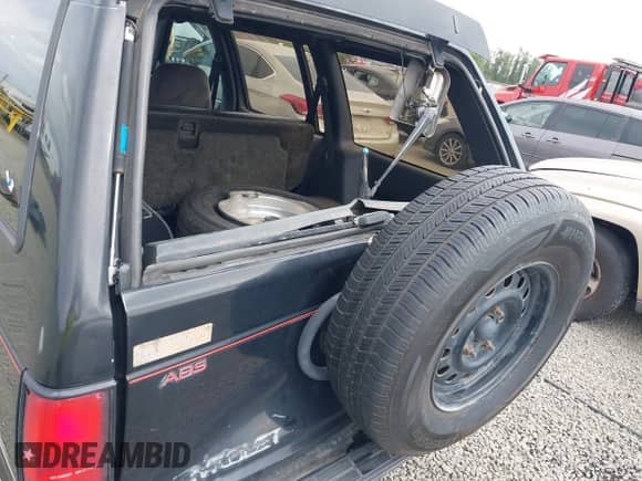 1992 Chevrolet Blazer z VIN 1GNDT13W4N2177782, wystawiony jako IAAI lot #42766017 z przebiegiem 165 544 mil mil oraz . Historia ofert i sprzedaży dostępna na DreamBid. Obrazek 6.