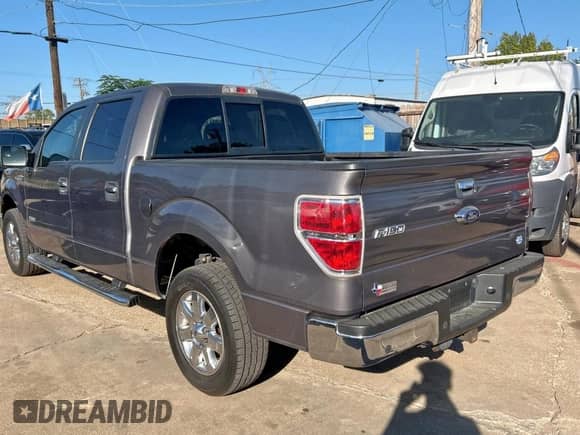 2013 Ford F-150 XL z VIN 1FTFW1CT8DKG05656, wystawiony jako Copart lot #85652155 z przebiegiem 137 827 mil mil oraz Czysty tytuł • Clean title. Historia ofert i sprzedaży dostępna na DreamBid. Obrazek 3.