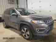 2019 Jeep Compass Latitude z VIN 3C4NJDBB7KT741180, wystawiony jako Copart lot #86051805 z przebiegiem 67 017 mil mil oraz Szkoda całkowita • Salvage title. Historia ofert i sprzedaży dostępna na DreamBid. Obrazek 4.