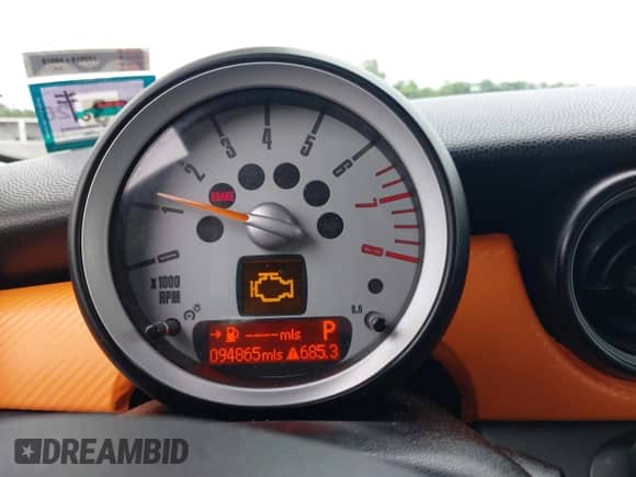 2009 MINI Hardtop with VIN WMWMF33539TW76329, listed as a IAAI auction lot 42512079 with 94,865 mi miles and . Bid and sale history available at DreamBid. Image 7.