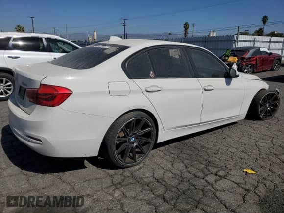 2016 BMW 3 Series 320i z VIN WBA8E1G58GNT37408, wystawiony jako Copart lot #84993145 z przebiegiem 80 536 mil mil oraz Czysty tytuł • Clean title. Historia ofert i sprzedaży dostępna na DreamBid. Obrazek 3.