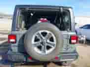 2021 Jeep Wrangler Unlimited Sahara Altitude z VIN 1C4HJXEN9MW645794, wystawiony jako IAAI lot #41807183 z przebiegiem 84 043 mil mil oraz . Historia ofert i sprzedaży dostępna na DreamBid. Obrazek 17.