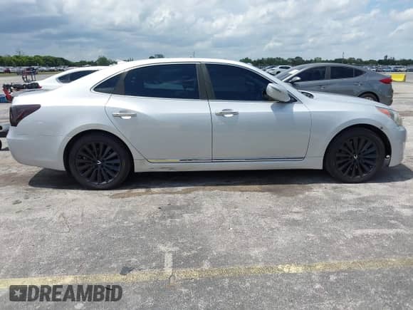 2016 Hyundai Equus Signature with VIN KMHGH4JH8GU101000, listed as a IAAI auction lot 42560008 with 68,798 mi miles and . Bid and sale history available at DreamBid. Image 13.