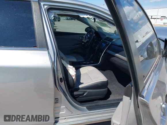 2017 Toyota Camry XLE z VIN 4T1BF1FK1HU660134, wystawiony jako IAAI lot #43300739 z przebiegiem 121 817 mil mil oraz . Historia ofert i sprzedaży dostępna na DreamBid. Obrazek 5.