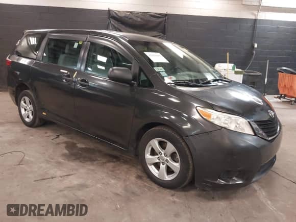 2017 Toyota Sienna L z VIN 5TDZZ3DC8HS785086, wystawiony jako IAAI lot #42383507 z przebiegiem 361 598 mil mil oraz . Historia ofert i sprzedaży dostępna na DreamBid. Obrazek 1.