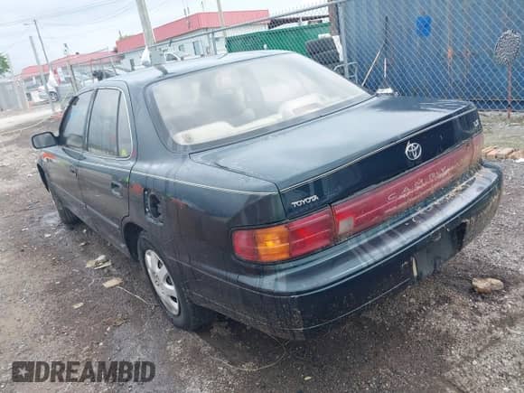 1993 Toyota Camry LE z VIN 4T1SK12E8PU307495, wystawiony jako IAAI lot #42265324 z przebiegiem 296 381 mil mil oraz . Historia ofert i sprzedaży dostępna na DreamBid. Obrazek 3.