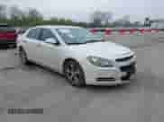 2012 Chevrolet Malibu 2LT z VIN 1G1ZD5E0XCF383148, wystawiony jako IAAI lot #39163732 z przebiegiem 188 648 mil mil oraz . Historia ofert i sprzedaży dostępna na DreamBid. Obrazek 1.