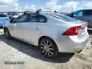 2014 Volvo S60 T5 z VIN YV1612FH9E2272830, wystawiony jako Copart lot #82370605 z przebiegiem 118 971 mil mil oraz Czysty tytuł • Clean title. Historia ofert i sprzedaży dostępna na DreamBid. Obrazek 2.
