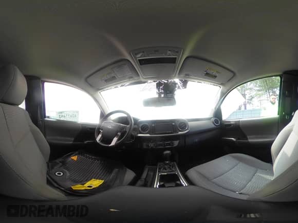 2018 Toyota Tacoma SR5 z VIN 5TFSZ5AN8JX150016, wystawiony jako IAAI lot #42427452 z przebiegiem 22 374 mil mil oraz . Historia ofert i sprzedaży dostępna na DreamBid. Obrazek 18.