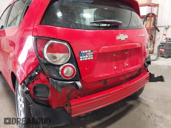 2014 Chevrolet Sonic LT z VIN 1G1JD6SH8E4164720, wystawiony jako IAAI lot #43169999 z przebiegiem 91 833 mil mil oraz . Historia ofert i sprzedaży dostępna na DreamBid. Obrazek 6.