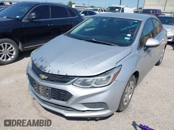 2017 Chevrolet Cruze LS z VIN 1G1BC5SM0H7155883, wystawiony jako IAAI lot #43176697 z przebiegiem 139 279 mil mil oraz . Historia ofert i sprzedaży dostępna na DreamBid. Obrazek 2.