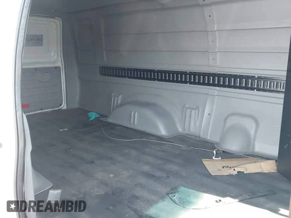 2012 Ford Econoline Cargo Commercial z VIN 1FTNS1EW9CDB33226, wystawiony jako IAAI lot #42714213 z przebiegiem 200 000 mil mil oraz . Historia ofert i sprzedaży dostępna na DreamBid. Obrazek 8.