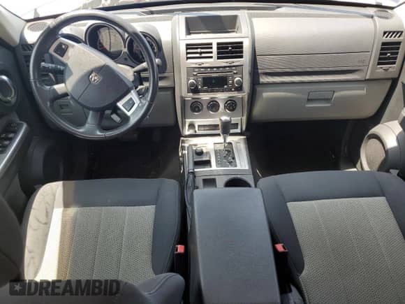 2010 Dodge Nitro SXT z VIN 1D4PU5GK4AW102426, wystawiony jako Copart lot #59491565 z przebiegiem 160 803 mil mil oraz Czysty tytuł • Clean title. Historia ofert i sprzedaży dostępna na DreamBid. Obrazek 8.