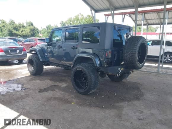 2008 Jeep Wrangler Unlimited Sahara z VIN 1J8GA59148L517387, wystawiony jako IAAI lot #43087691 z przebiegiem Nie podano mil oraz . Historia ofert i sprzedaży dostępna na DreamBid. Obrazek 3.