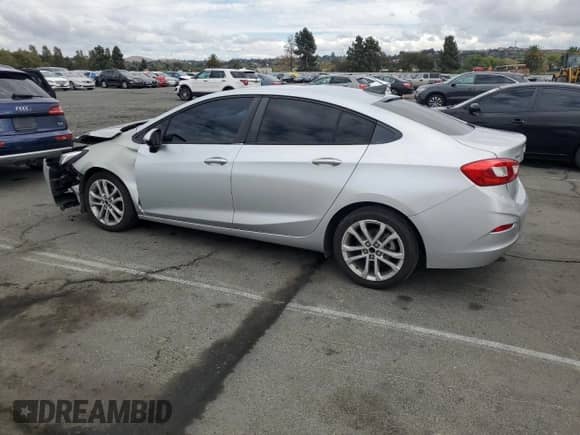 2017 Chevrolet Cruze LS z VIN 1G1BC5SM8H7124364, wystawiony jako Copart lot #81910565 z przebiegiem 75 631 mil mil oraz Szkoda całkowita • Salvage title. Historia ofert i sprzedaży dostępna na DreamBid. Obrazek 2.