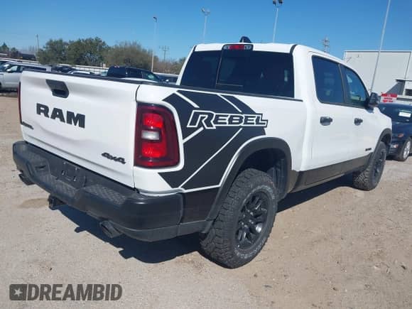 2025 Ram 1500 Rebel z VIN 1C6SRFLP7SN578409, wystawiony jako IAAI lot #41708841 z przebiegiem 18 153 mil mil oraz . Historia ofert i sprzedaży dostępna na DreamBid. Obrazek 4.