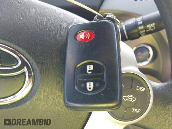 2015 Toyota Prius Four z VIN JTDKN3DU4F1928437, wystawiony jako IAAI lot #42976061 z przebiegiem 78 094 mil mil oraz . Historia ofert i sprzedaży dostępna na DreamBid. Obrazek 11.