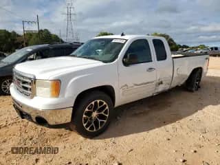 2010 GMC Sierra 1500 z VIN 1GTSKVE03AZ241430, wystawiony jako Copart lot #82417815 z przebiegiem 379 729 mil mil oraz Szkoda całkowita • Salvage title. Historia ofert i sprzedaży dostępna na DreamBid. Obrazek 1.