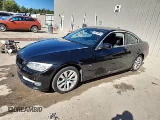 2013 BMW 3 Series 328i xDrive с VIN WBAKF5C56DE657922, выставлен на аукционе Copart как лот 85273045 с пробегом 107 432 миль миль и На запчасти • Non repairable. История ставок и продаж доступна на DreamBid. Изображение 1.