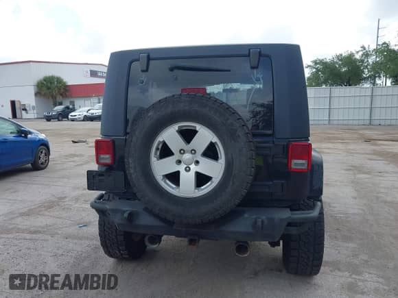 2007 Jeep Wrangler Unlimited Sahara z VIN 1J8GA59187L104774, wystawiony jako IAAI lot #42485359 z przebiegiem 192 254 mil mil oraz . Historia ofert i sprzedaży dostępna na DreamBid. Obrazek 17.