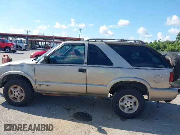 2000 Chevrolet Blazer LS z VIN 1GNCT18W6YK284227, wystawiony jako IAAI lot #42992936 z przebiegiem 155 138 mil mil oraz . Historia ofert i sprzedaży dostępna na DreamBid. Obrazek 14.