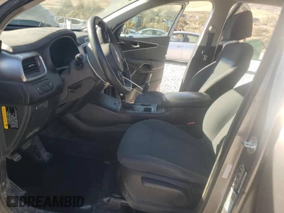 2017 Kia Sorento LX z VIN 5XYPG4A5XHG307127, wystawiony jako Copart lot #85592015 z przebiegiem 124 459 mil mil oraz Szkoda całkowita • Salvage title. Historia ofert i sprzedaży dostępna na DreamBid. Obrazek 7.