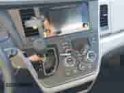 2017 Toyota Sienna LE Auto Access Seat z VIN 5TDKZ3DC8HS841108, wystawiony jako IAAI lot #42794957 z przebiegiem 106 466 mil mil oraz . Historia ofert i sprzedaży dostępna na DreamBid. Obrazek 11.