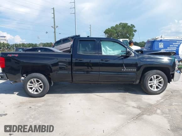 2017 Chevrolet Silverado 1500 LT z VIN 1GCVKRECXHZ401134, wystawiony jako IAAI lot #42974829 z przebiegiem 107 239 mil mil oraz . Historia ofert i sprzedaży dostępna na DreamBid. Obrazek 13.
