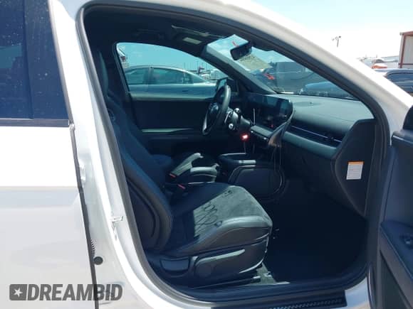 2025 Hyundai Ioniq 5 с VIN KM8KNDA88SU003449, выставлен на аукционе IAAI как лот 42808862 с пробегом 21 332 миль миль и . История ставок и продаж доступна на DreamBid. Изображение 5.
