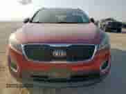 2017 Kia Sorento LX z VIN 5XYPG4A50HG217386, wystawiony jako Copart lot #80795655 z przebiegiem 122 475 mil mil oraz Szkoda całkowita • Salvage title. Historia ofert i sprzedaży dostępna na DreamBid. Obrazek 5.