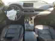 2024 Mazda CX-5 S Carbon Edition z VIN JM3KFBCLXR0513754, wystawiony jako Copart lot #84480635 z przebiegiem Nie podano mil oraz Czysty tytuł • Clean title. Historia ofert i sprzedaży dostępna na DreamBid. Obrazek 8.
