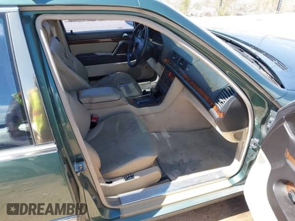 1993 Mercedes-Benz 500 с VIN WDBGA51E9PA112446, выставлен на аукционе IAAI как лот 43289101 с пробегом 164 416 миль миль и . История ставок и продаж доступна на DreamBid. Изображение 5.