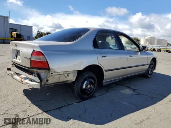 1995 Honda Accord LX z VIN 1HGCD5638SA090464, wystawiony jako Copart lot #48593965 z przebiegiem 142 003 mil mil oraz Czysty tytuł • Clean title. Historia ofert i sprzedaży dostępna na DreamBid. Obrazek 3.