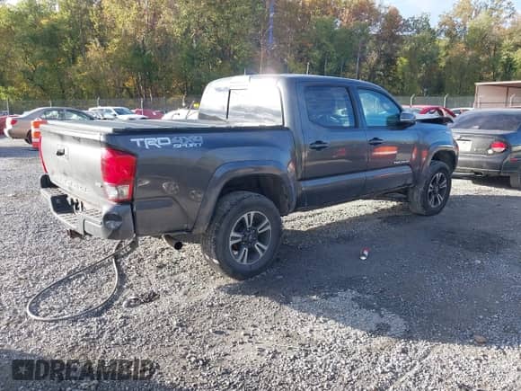 2017 Toyota Tacoma SR5 z VIN 3TMCZ5AN6HM071965, wystawiony jako IAAI lot #43423848 z przebiegiem 189 621 mil mil oraz . Historia ofert i sprzedaży dostępna na DreamBid. Obrazek 4.