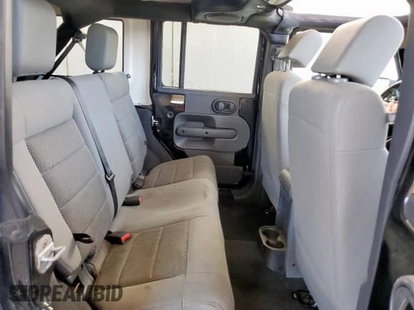 2008 Jeep Wrangler Unlimited Sahara z VIN 1J4GA59138L573998, wystawiony jako Copart lot #84801365 z przebiegiem 156 855 mil mil oraz Czysty tytuł • Clean title. Historia ofert i sprzedaży dostępna na DreamBid. Obrazek 10.