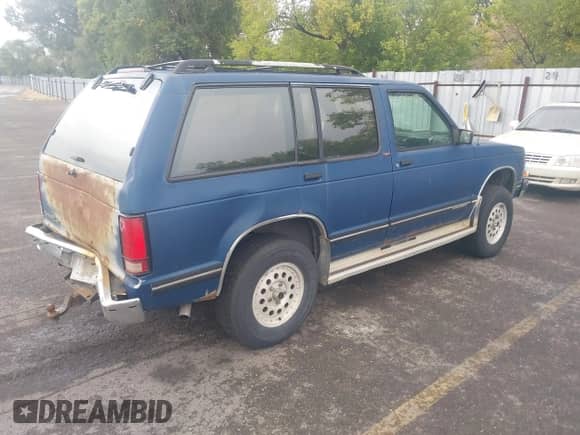 1994 Chevrolet Blazer with VIN 1GNDT13W7R0163053, listed as a IAAI auction lot 43374838 with 10,000 mi miles and . Bid and sale history available at DreamBid. Image 4.