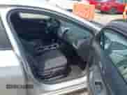 2017 Chevrolet Cruze LS z VIN 3G1BC5SM9HS573750, wystawiony jako IAAI lot #42623267 z przebiegiem 109 583 mil mil oraz . Historia ofert i sprzedaży dostępna na DreamBid. Obrazek 5.